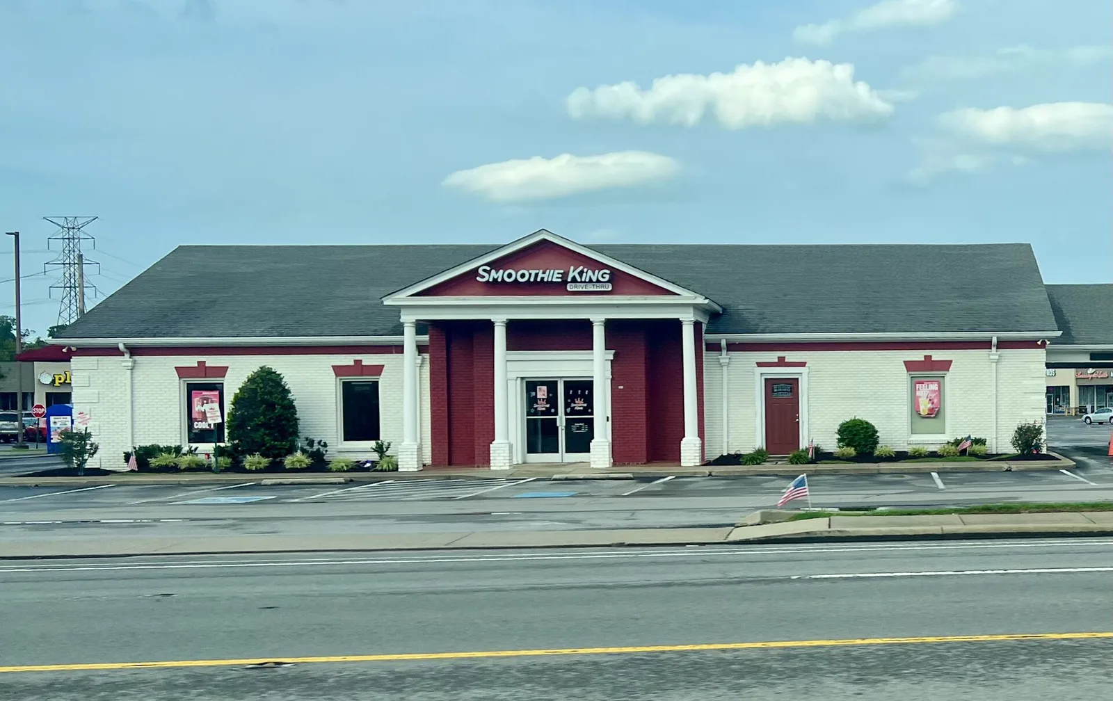 A Smoothie King storefront in a Mount Juliet shopping center.