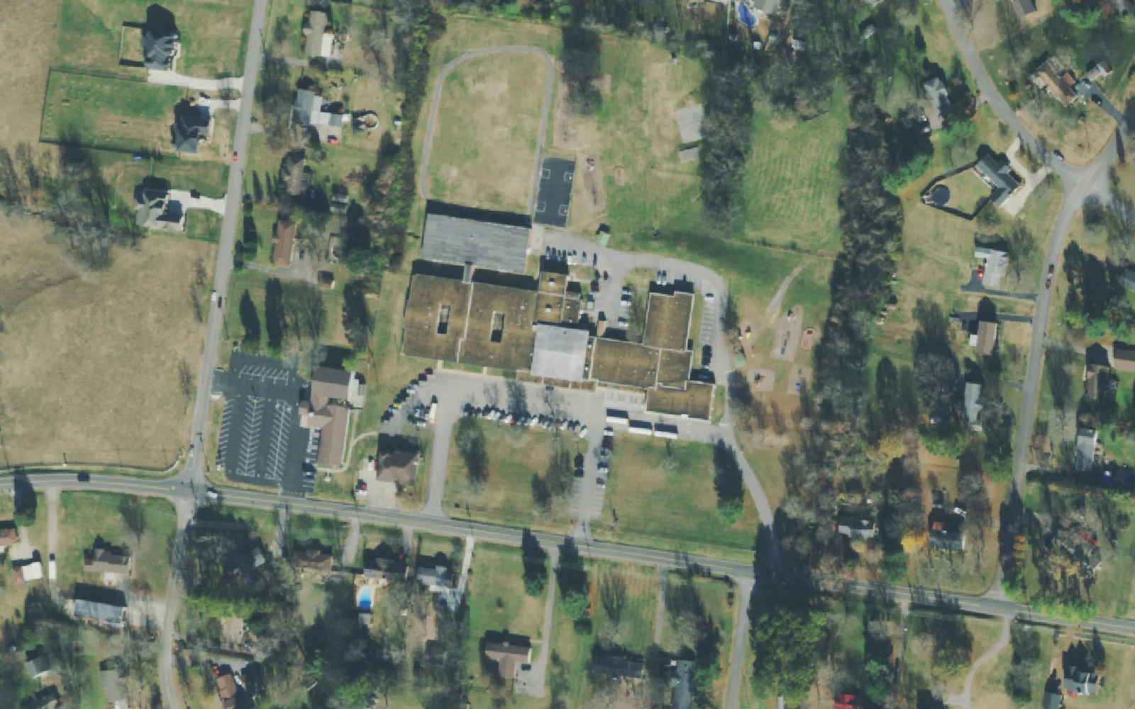 Lakeview Elementary School's building and parking lot on Saundersville Road in northern Mount Juliet, seen from the air.